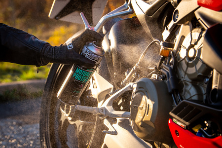 Muc-Off - Motorcycle Protectant preparat zabezpieczający każdą powierzchnię pomiędzy myciami - 500ml