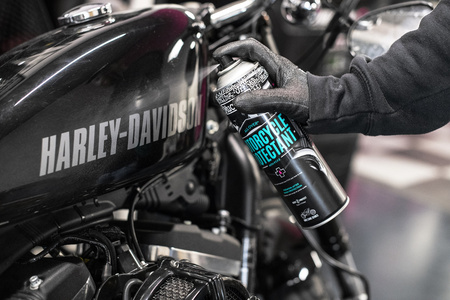 Muc-Off - Motorcycle Protectant preparat zabezpieczający każdą powierzchnię pomiędzy myciami - 400ml