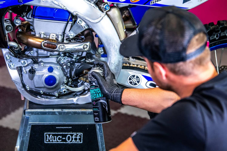 Muc-Off - Motorcycle Protectant preparat zabezpieczający każdą powierzchnię pomiędzy myciami - 500ml