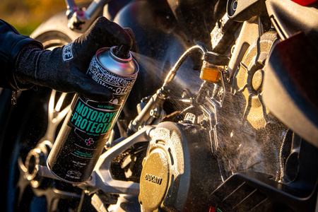 Muc-Off - Motorcycle Protectant preparat zabezpieczający każdą powierzchnię pomiędzy myciami - 500ml